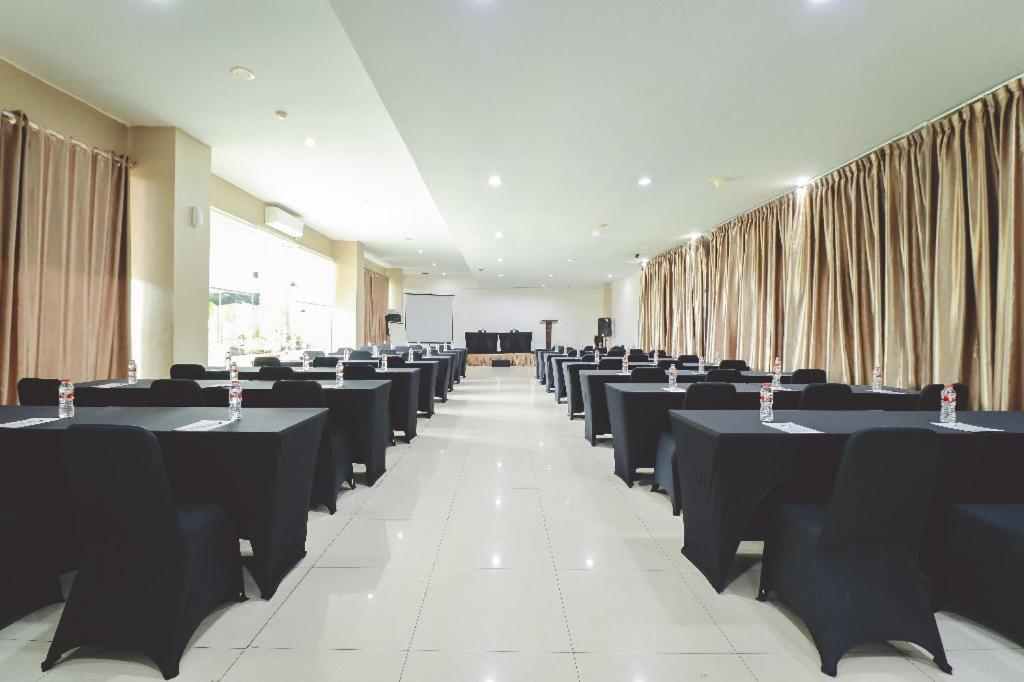Saka Hotel Medan Sunggal エクステリア 写真